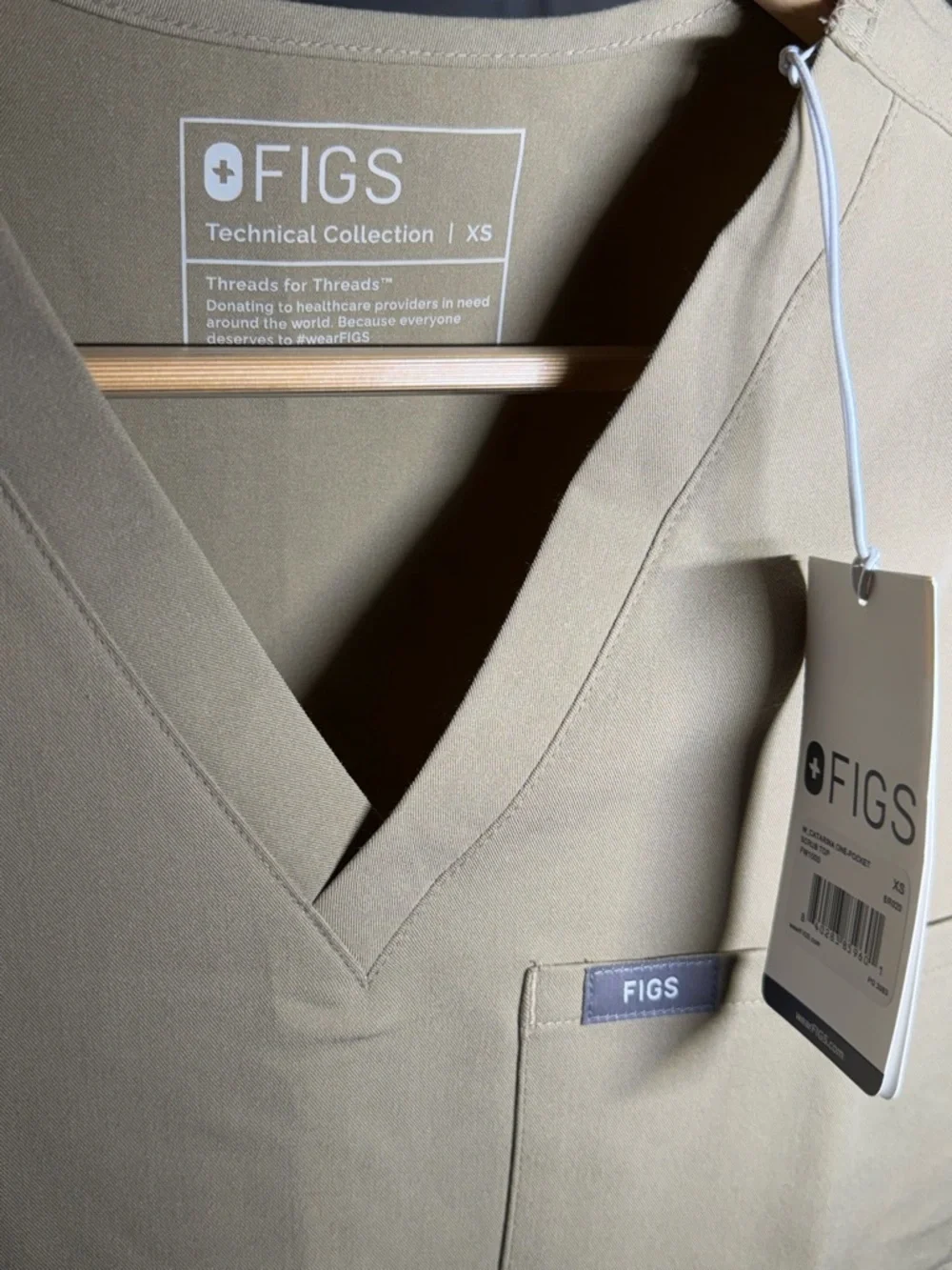 NWT FIGS Casma Three-Pocket Scrub Top Sand XS | Technical Collection - Picture 3 of 4